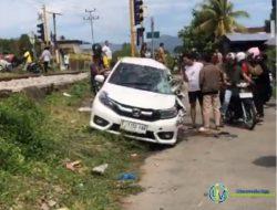 Minibus Tertabrak Ringsek Dihantam Kereta Api di Padang