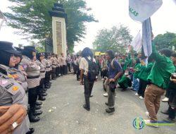 Ratusan Ojol dan Mahasiswa Demo di Mapolda Sumbar