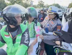 Pererat Hubungan dengan Masyarakat, Dirlantas Polda Sumbar Bagikan Bunga di Hari Jadi ke-70