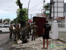 Tinggalkan Barang Dagangan, Sejumlah Lapak di Tertibkan Satpol PP Kota Padang