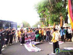 Pupuk bersubsidi Tidak Tepat Sasaran, Upah Buruh Tani rendah, Mahasiswa Demo di Kantor Gubernur Sumbar