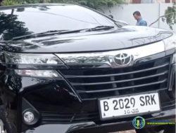 Satu Unit Mobil Tertimpa Pohon Tumbang di By Pass, Didepan Rumah Sakit Semen Padang Akibat Pelapukan