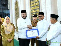 Walikota Padang Serahkan Dana Operasional Triwulan III 2025 di Masjid Raya Pauh Kampung Dalam, untuk Kecamatan Pauh Total Capai Rp724 Juta Lebih