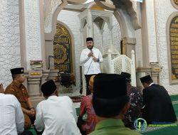 Walikota Padang Fadly Amran Serahkan Dana Operasional Triwulan III kepada Perwakilan RT/RW, Guru TPA/MDT,Saat Subuh Mubarakah di Masjid Raya Pauh Kampung Dalam