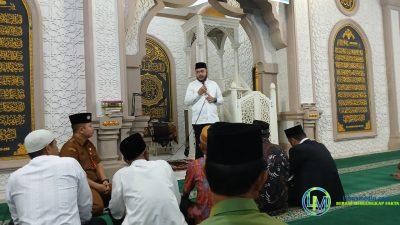 Walikota Padang Fadly Amran Serahkan Dana Operasional Triwulan III kepada Perwakilan RT/RW, Guru TPA/MDT,Saat Subuh Mubarakah di Masjid Raya Pauh Kampung Dalam