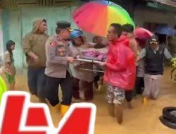 Kapolsek Kuranji Evakuasi Warga Sakit Terjebak Banjir ke Posko Bencana