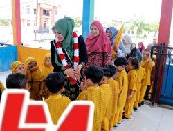Ny Afrinda Novalia Nyerahkan Bantuan Alat Permainan Edukatif Kepada Sekolah Paud dan TK di Aceh Barat 