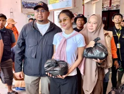 Azizah Anak Andre Rosiade Bagikan Nasi Bungkus dan Sembako untuk Korban Banjir di Pauh Padang