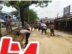Alat Berat Mulia Pembersihan Jalan Jalur Unand, Personil Polsek Pauh Jaga Arus Lalu lintas 