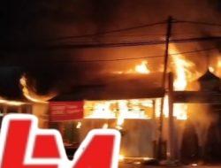 Si Jago Merah Lahap Satu Rumah Tiga Petak Toko di Banda Buek , Kerugian Sampai Rp. 2,5 Miliar 