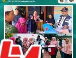 Dr. H. Afrizen, Kepala UPT Asrama Haji Embarkasi Padang, menyerahkan bantuan kemanusiaan kepada warga terdampak banjir di kawasan Guo