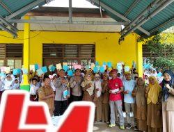 Ketua KKGO Lengayang Bagikan Buku dan Baju Layak Pakai kepada Siswa SD Terdampak