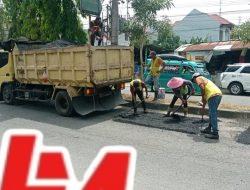 Tingkatkan Kenyamanan Pengendara, Pemko Padang Lakukan Patching Jalan