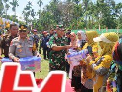 Kodim 0311/Pessel Serahkan 104 Paket Sembako pada Perwakilan Warga, di Tiga Nagari.