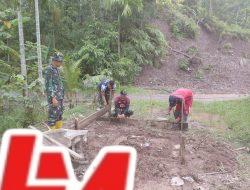 Berbaur Bersama Warga, Sertu Darmison Angkat Cangkul Gali Tanah