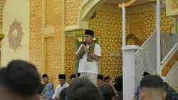 Wakil Gubernur Sumbar Serahkan Dana Hibah Safari Ramadan dan 100 Paket Perlengkapan Sekolah di Masjid Raya Taluk
