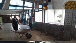 Pengurus dan Jama’ah Masjid Raya Pauh Kampung Dalam Kota Padang Gotong Royong Buka Keramik Dinding Lama dan Ganti Relief Minimalis