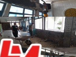 Pengurus dan Jama’ah Masjid Raya Pauh Kampung Dalam Kota Padang Gotong Royong Buka Keramik Dinding Lama dan Ganti Relief Minimalis